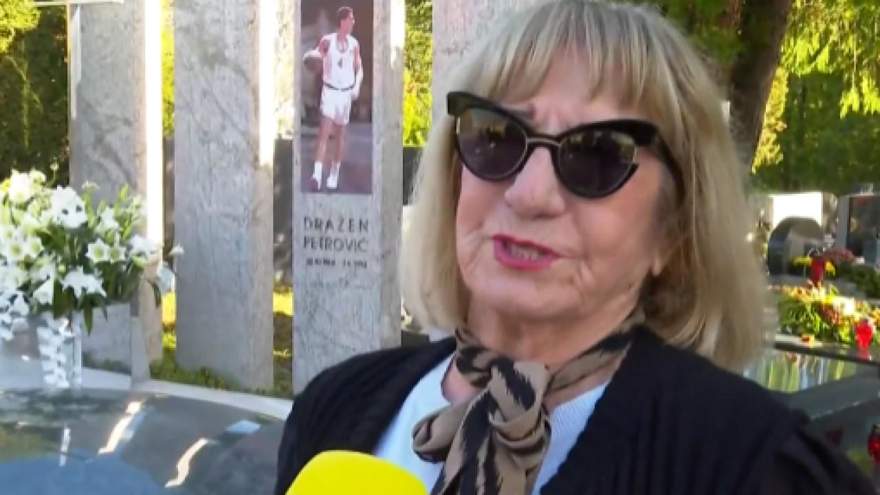 Biserka Petrović posjetila Draženov grob: ‘Uvijek je teško dolaziti na mjesto gdje već 32 godine počiva moj sin’
