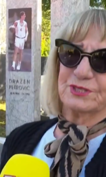Biserka Petrović posjetila Draženov grob: ‘Uvijek je teško dolaziti na mjesto gdje već 32 godine počiva moj sin’