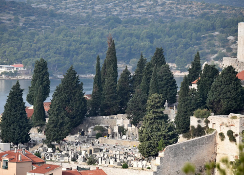 Građani obilaze groblja i pale svijeće. Obilježavamo blagdan Svih svetih