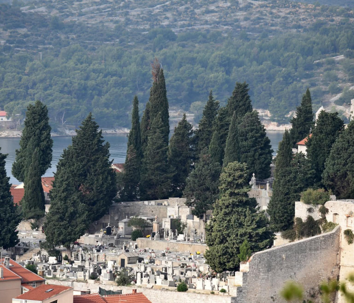Građani obilaze groblja i pale svijeće. Obilježavamo blagdan Svih svetih