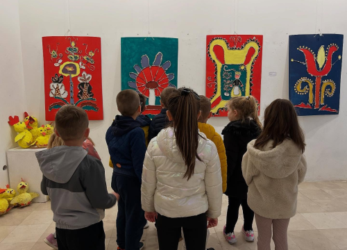 Svijet umjetnosti kroz dječje oči: U Krševanu otvorena izložba 'Prilozi za Muzej dječjeg likovnog stvaralaštva'